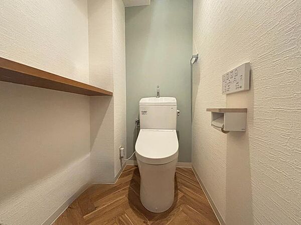 クロスがオシャレなトイレです！棚付きでちょっとした小物をおくのにもいいですね