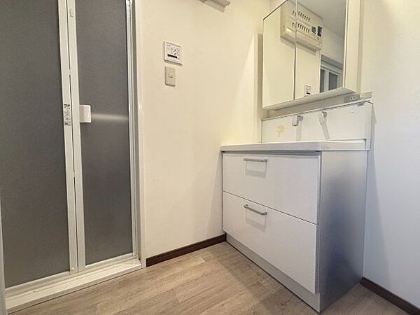 洗面所です！独立洗面台で朝の準備もはかどりそうですね