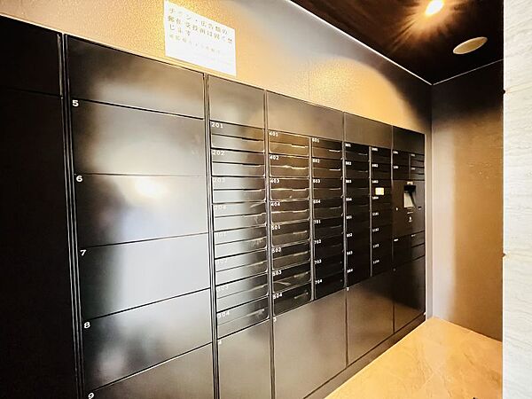 宅配ボックス完備で留守中でも荷物を受け取れ便利です♪