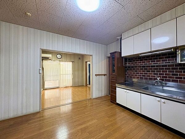 キッチンのすぐそばにダイニングテーブルを設置でき、家族のコミュニケーションもはずみます♪※一部CG加工により残置物を除去しています。