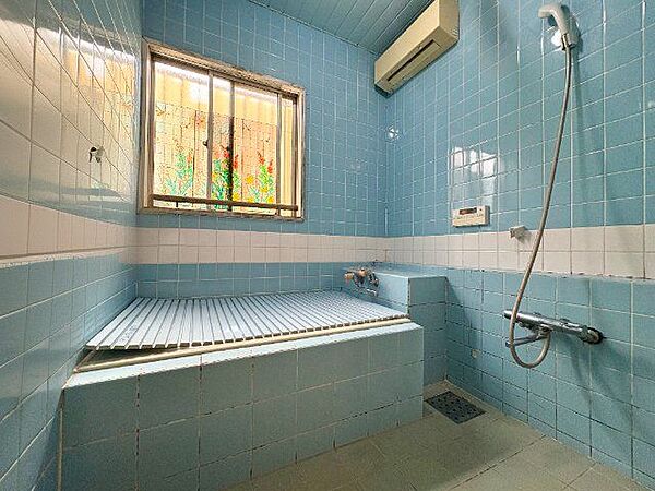 シャワー付きの浴室です！小窓があり換気も素早くできます♪※一部CG加工により残置物を除去しています。