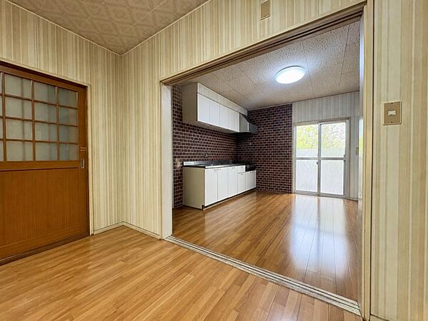 配膳や見守りがしやすいダイニング横の洋室！家事動線に優れた使い勝手の良い配置です♪※一部CG加工により残置物を除去しています。