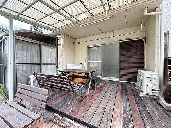 屋外でくつろげるウッドデッキ付き！バーベキューやお子様の遊び場、物干し場として活躍します♪※一部CG加工により残置物を除去しています。