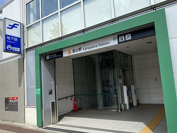 金山駅まで　1051m　徒歩約14分　駅の周辺には金山小、福岡県自動車学校、金山団地があります。シンボルマークは金の字をシンプル化した三角形に希望を表す虹を重ねたデザイン。