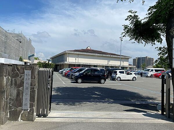 福間小学校まで　450m　徒歩約6分●教育ドリームライン「志を持ち、未来をたくましく切り拓く福津の子」。歴史ある学校でコミュニケーションを大切にしている学校です。