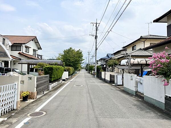 見通しの良い直線道路。毎日の駐車も安心です！