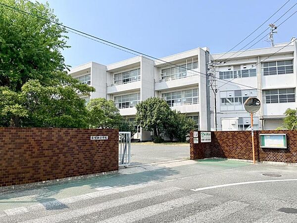 古賀西小学校まで　1400m　徒歩約18分●教育目標「地域を愛し、夢をもって主体的に取り組む子どもの育成」