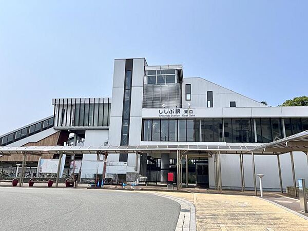ししぶ駅まで　550m　徒歩約7分●JR鹿児島本線。2009年に開業した比較的新しい橋上駅舎で博多駅まで約22分というアクセスの良さを活かしたベッドタウンとして発展しています。