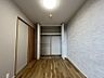 室内：リビング横の約6帖洋室。各室収納付きのためお部屋がスッキリ整います！