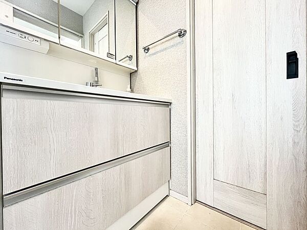 洗面台は横に広く、鏡が大きいので、朝の慌しい時間もご家族並んで身支度できます♪