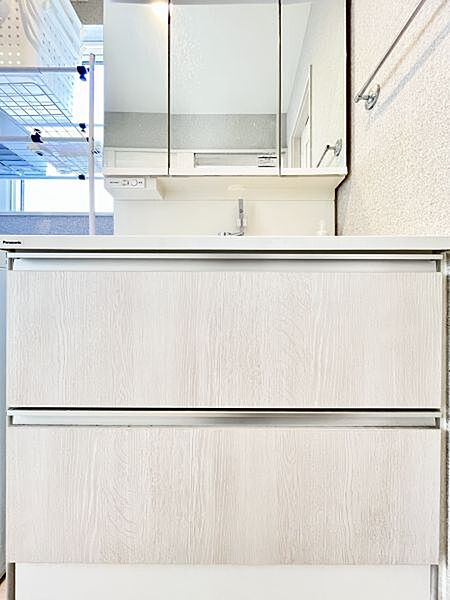 収納豊富な洗面台です。洗剤やその他水周りで使用する日用品のストックもしっかりできます♪