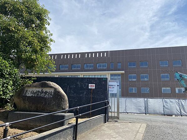 福間中学校　徒歩約23分（1800ｍ）2つの小学校から進学し、生徒は1000名超えの大規模校です。