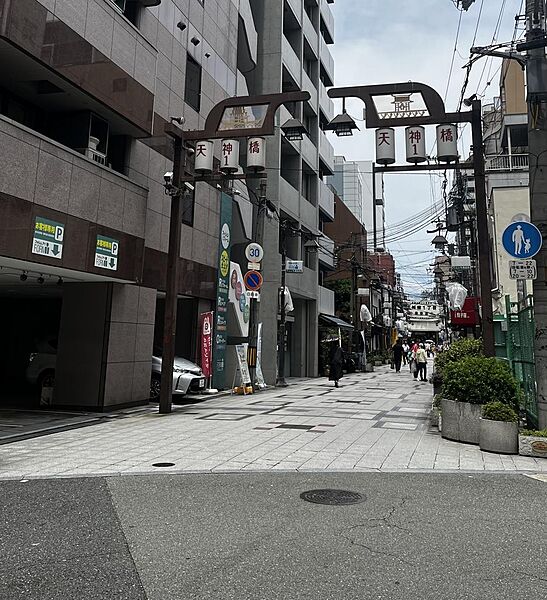 天神橋筋商店街南端まで100ｍ（徒歩約２分）。