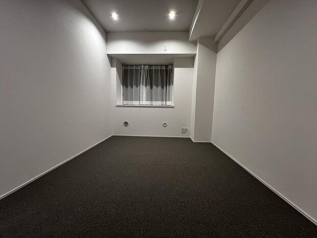 ダウンライトはお部屋をすっきりと見せるとともに、落ち着きのある空間を演出します。