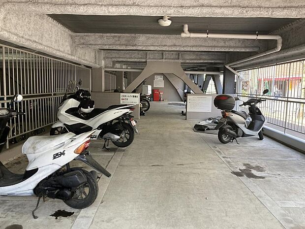 館内には駐車場、バイク置場、駐輪場のスペースが豊富に用意されています！