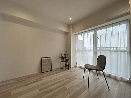 自然光がたっぷり室内に降り注ぐ居心地のよいリビング。