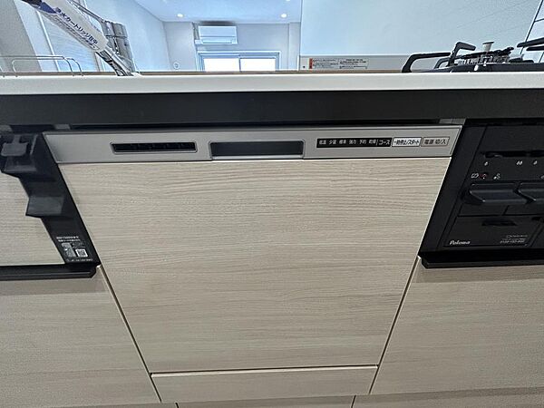 システムキッチンはビルドイン食洗器付き。毎日の家事をサポートしてくれる嬉しい機能です。