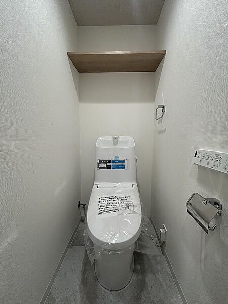 家族みんなが使いやすく、シンプルで機能性に優れた温水便座付きトイレです。