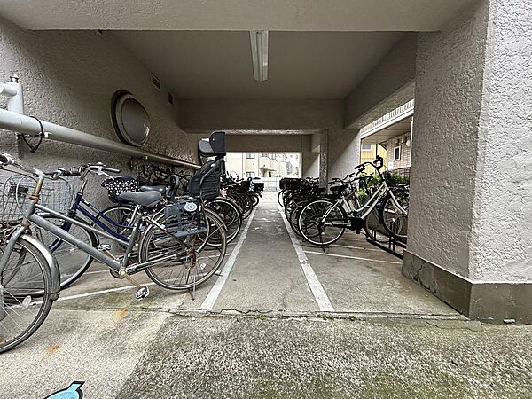 屋根付きの駐輪場は大切な自転車を雨風から守ります。