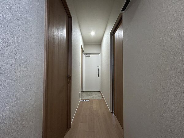 清潔感のある白を基調とした明るい玄関。