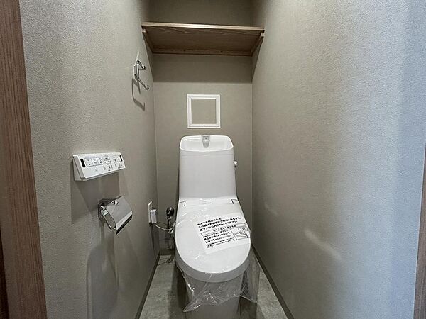 家族みんなが使いやすく、シンプルで機能性に優れた温水便座付きトイレです。