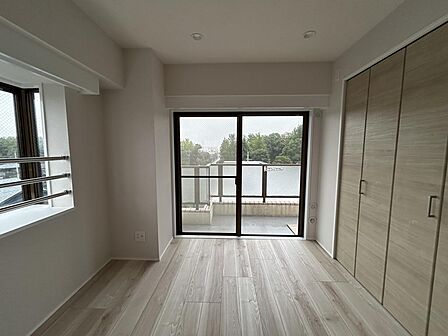 木目調の建具がアクセントになり、暖かみをプラスしています。