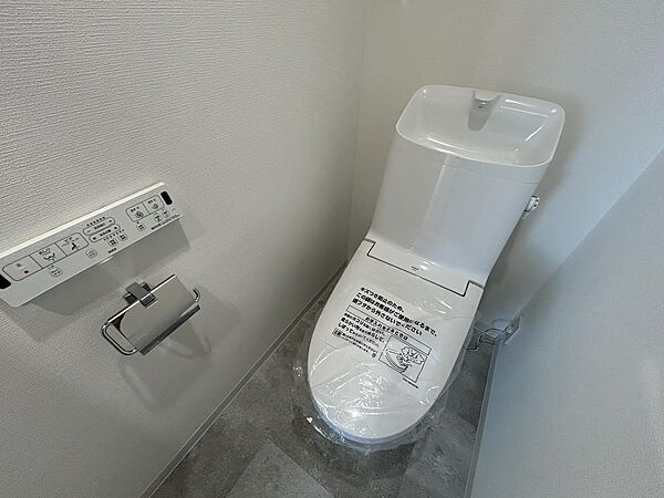 家族みんなが使いやすく、シンプルで機能性に優れた温水便座付きトイレです。