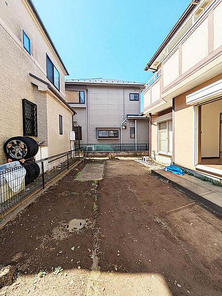 建物宇手には大きめのお庭スペース