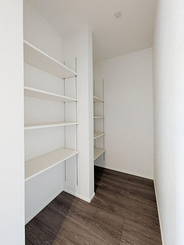 収納豊富なパントリー