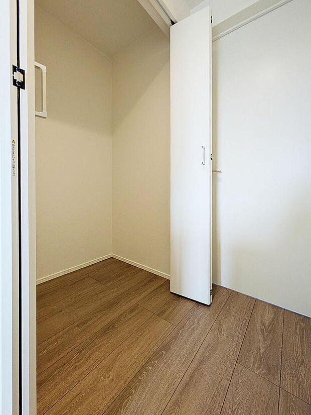 3階廊下には大型の収納あり