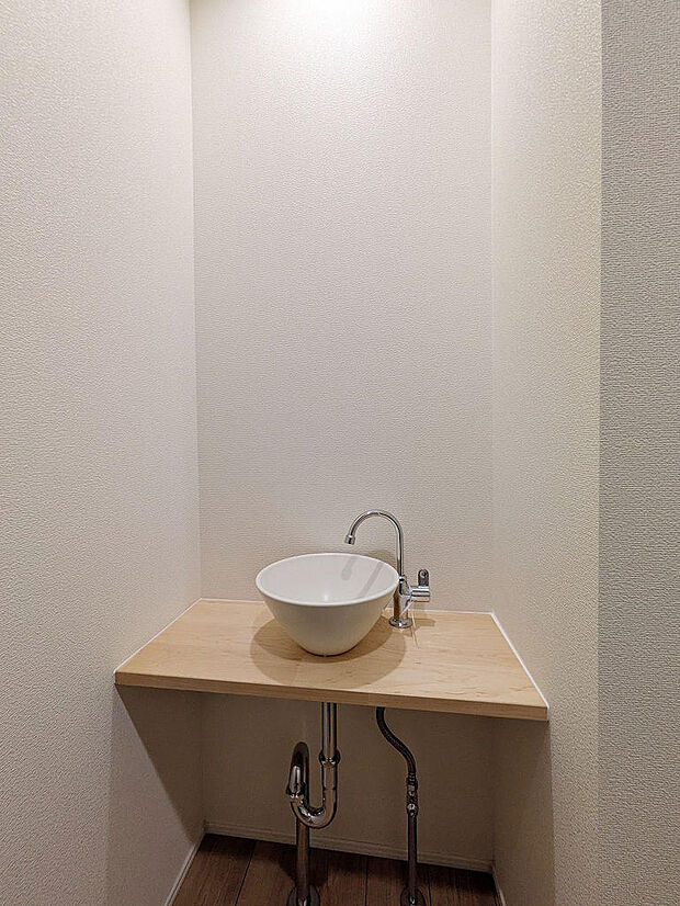 玄関には帰宅後すぐに手洗いできる手洗い場を設置