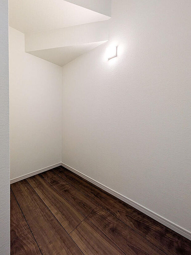階段下のリネンスペース