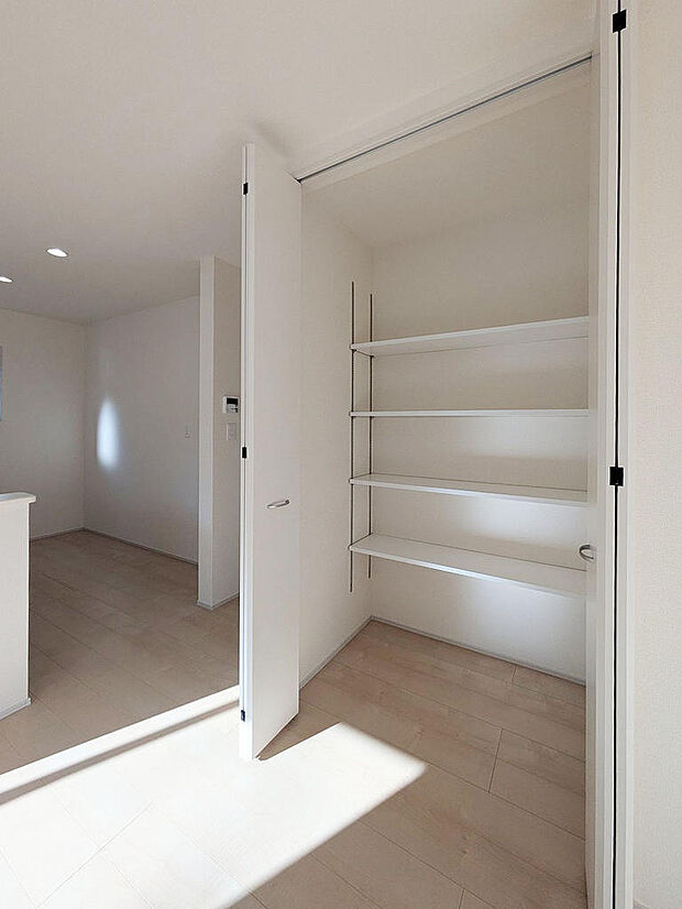 キッチン横には便利なパントリー。もちろん普通にに収納としても利用可