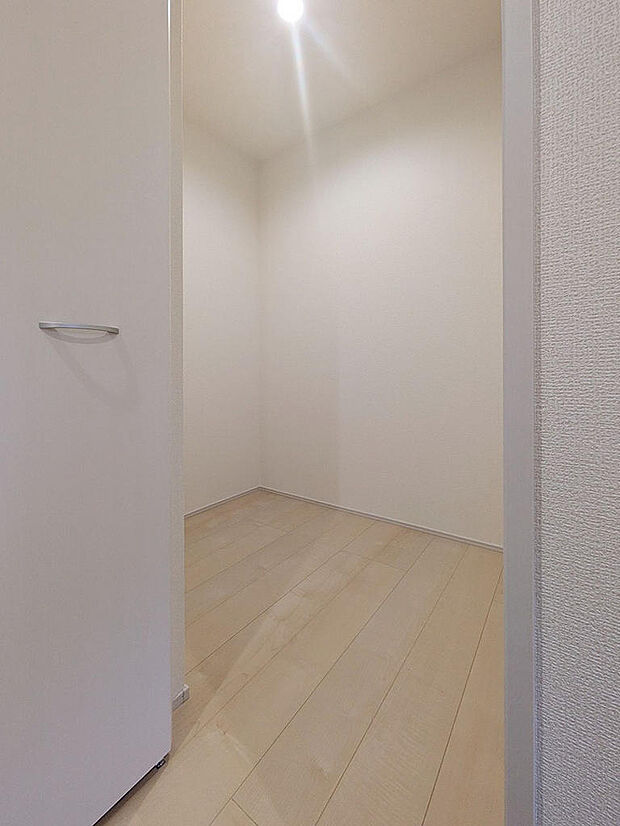 玄関ホールには便利なファミリークローゼットを設置