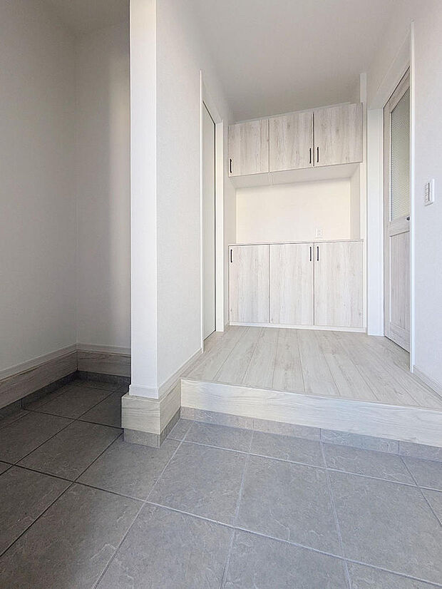 玄関にはちょっとした土間収納が便利