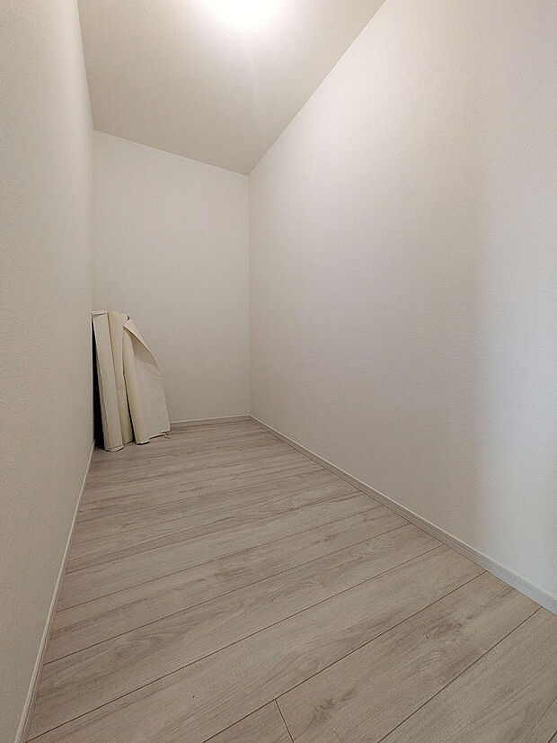 玄関横には大型のファミリークローゼット