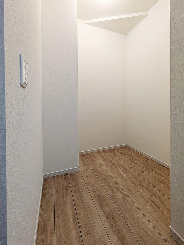 洗面室にはリネン庫として利用可能なスペースあり