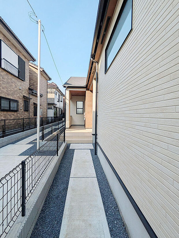 玄関へのアプローチ