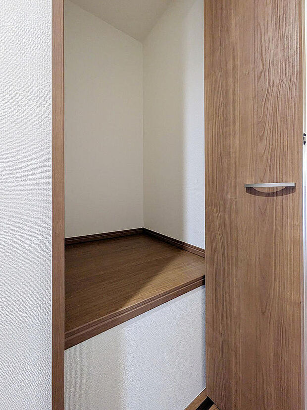 2階廊下に便利な収納