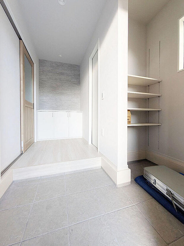 玄関には土間収納を設置