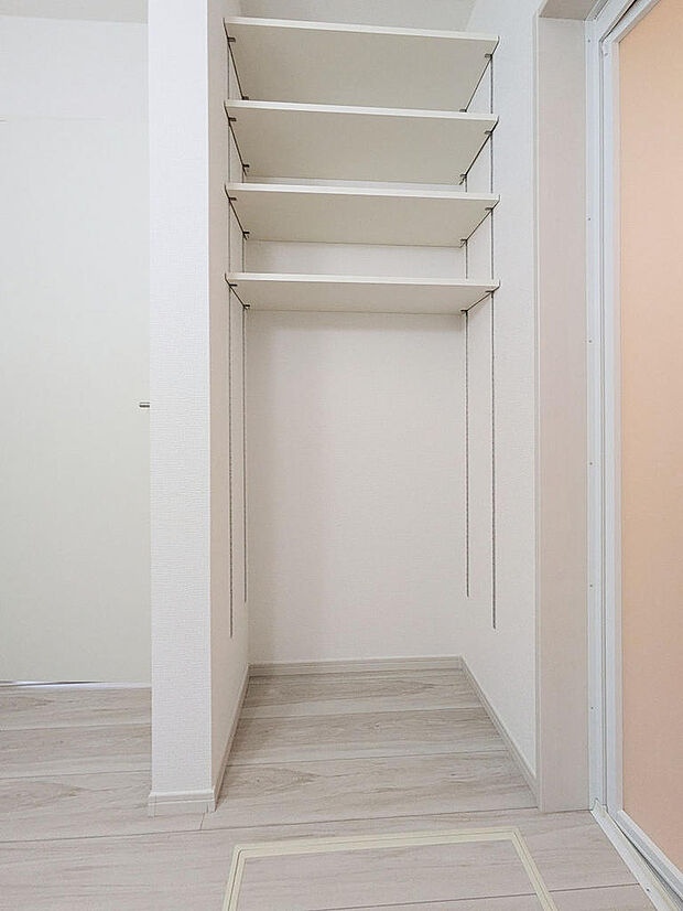 洗面室には便利な収納。もちろんランドリスペースとしても利用可