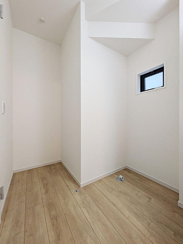 洗面室には収納に便利なスペースあり