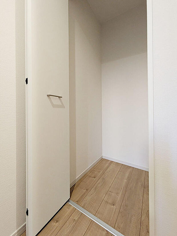 玄関ホールには使い勝手の良い収納を設置