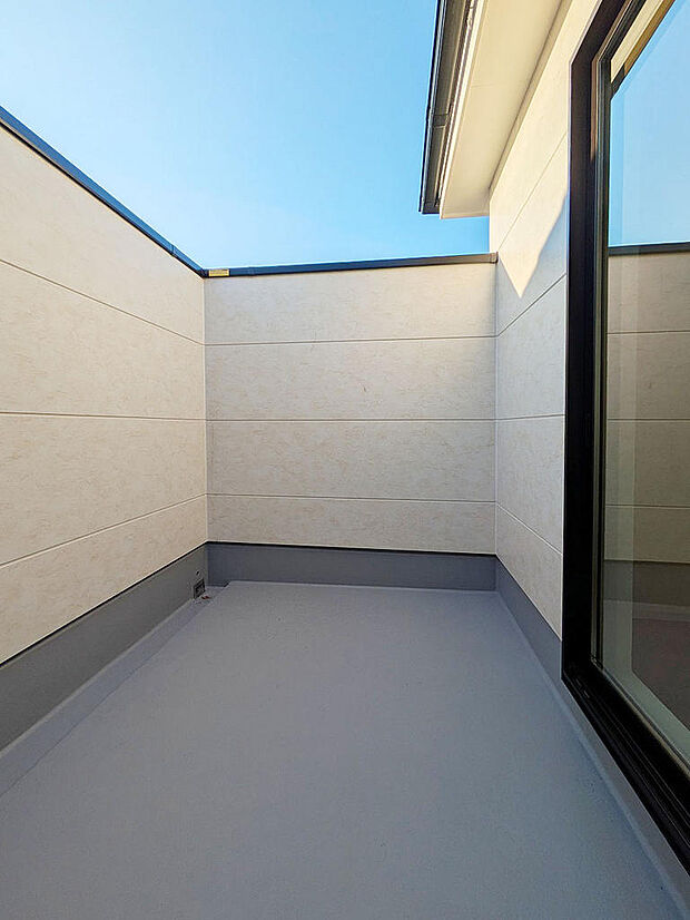 2025年11月撮影。寝室側のバルコニー