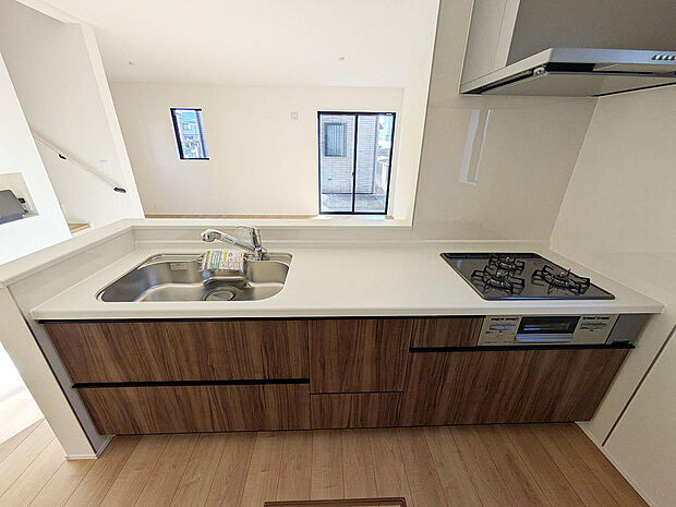 収納豊富な使い勝手の良いシステムキッチン