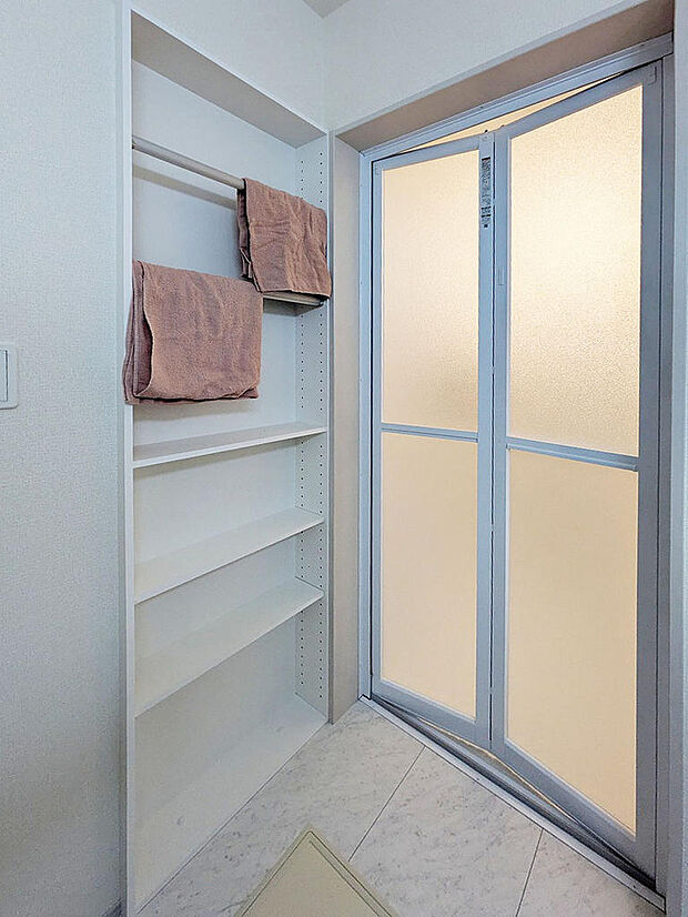 洗面室にはリネン庫としても利用可能な収納あり