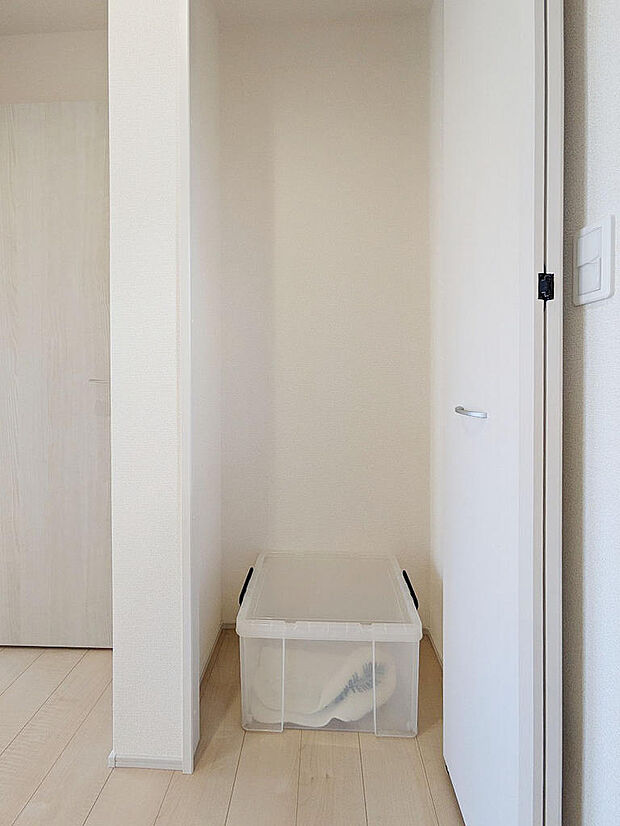 2階ホールには便利な収納を設置