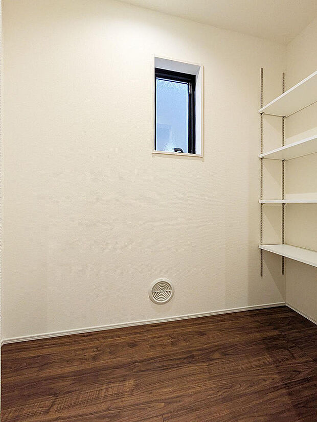 キッチン横には使いやすいパントリー。