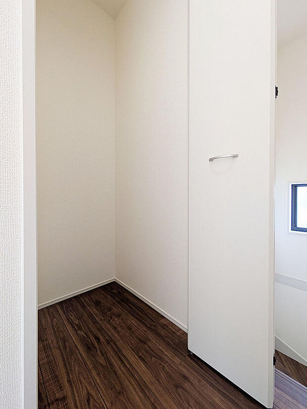 2階廊下にも便利な収納を設置