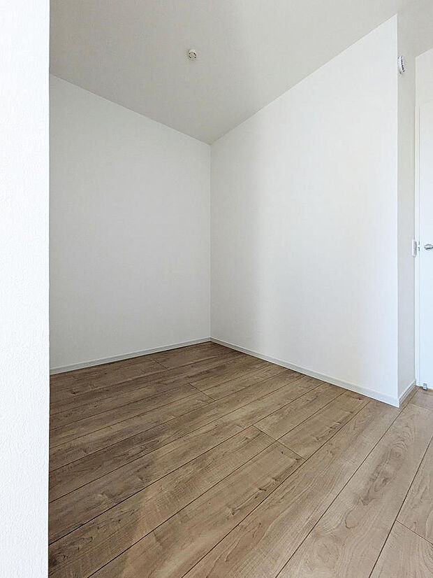 寝室には大型の収納スペース。